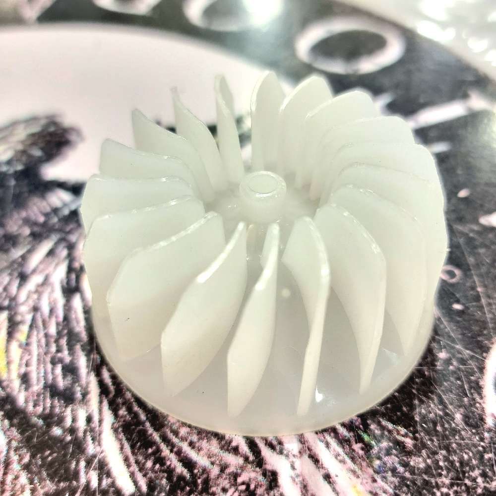 پروانه سشوار 18 پر 4/5